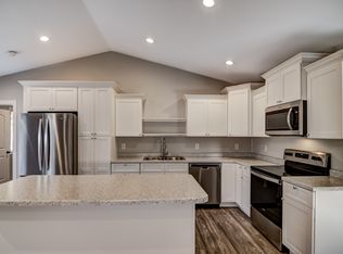 1636 Gunston Dr #B, New Richmond, WI 54017