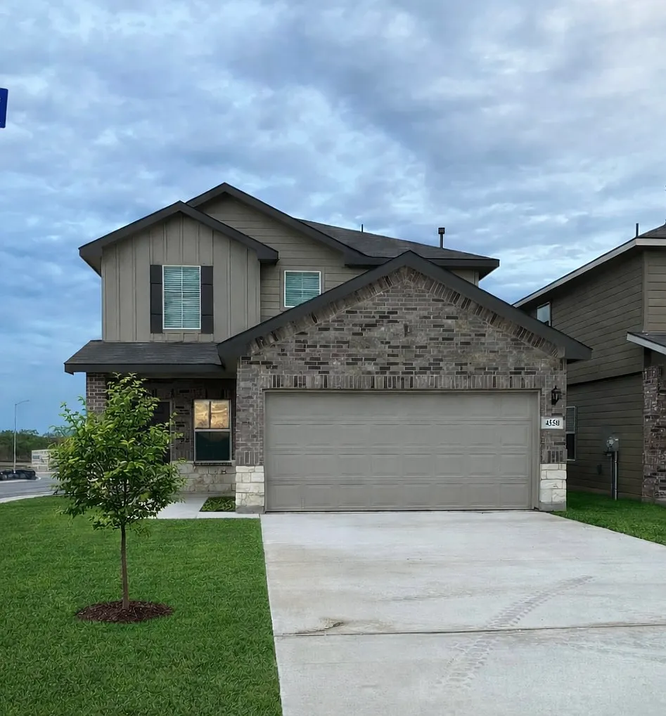 4 bed, 2473 sqft, $2,300 — Photo 1