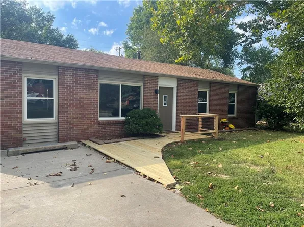 1825 Maple Ln, Lawrence, KS 66044