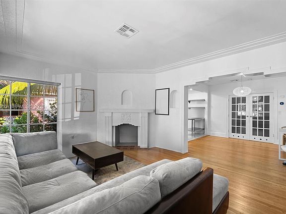 4th image of 555 NE 73rd St