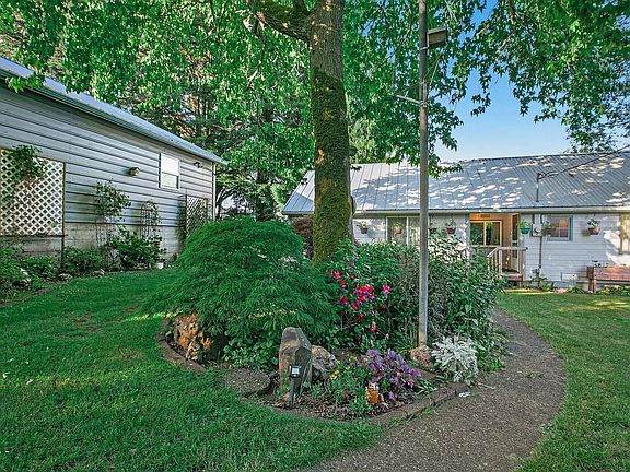 4th image of 2032 SE Garden Way