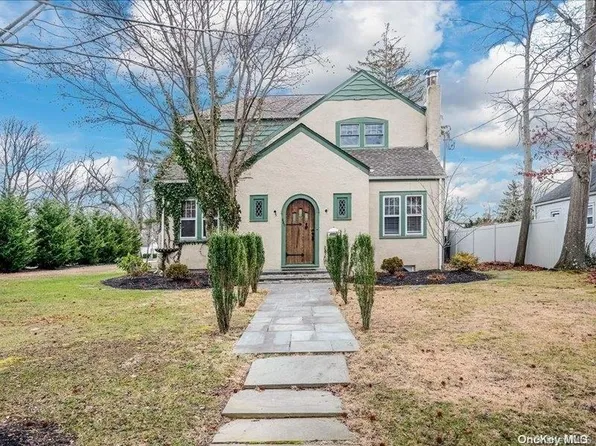 450 Peters Boulevard, Brightwaters, NY 11718