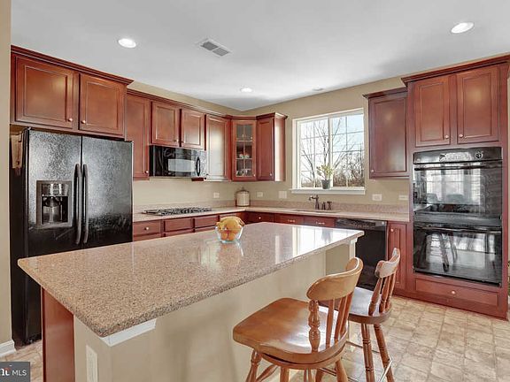3rd image of 10250 Whitworth Ln