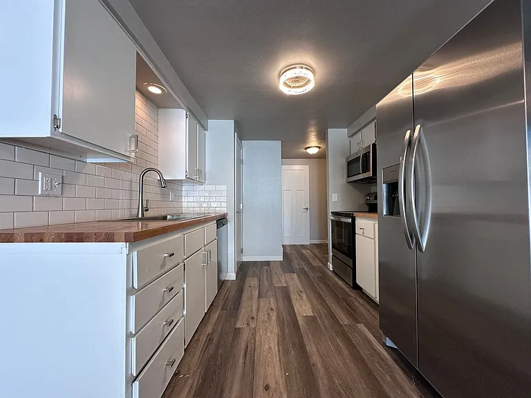 430 E 1st Ave — Photo 11