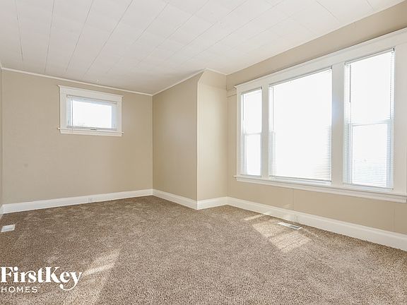 3rd image of 114 W Donovan Ave
