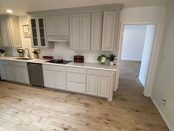 5th image of 4613 Versailles Dr