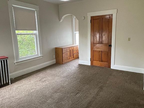 4th image of 909 Campbell Ave #4