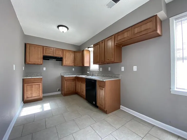 661 Whitehaven Ln — Photo 3