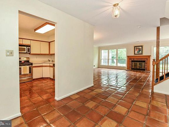 3rd image of 7 Trumbull Ct