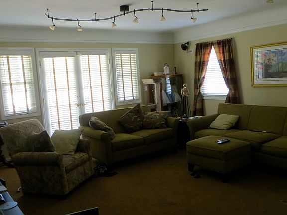 Family Rm-Middle Floor