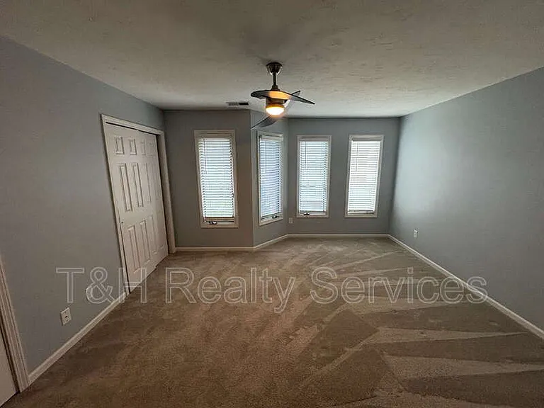 516 Lockerbie Cir N — Photo 15