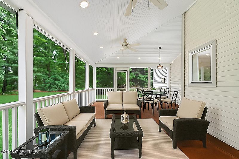 4th image of 10 Sweetbriar Drive
