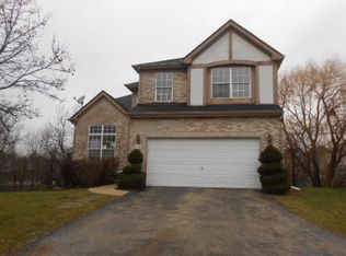 18 Eagle Ct, Streamwood, IL
