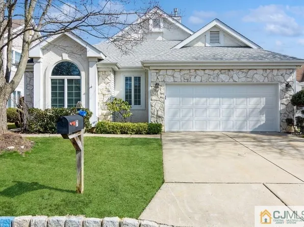 7 Brighton Ct, Monroe Township, NJ 08831