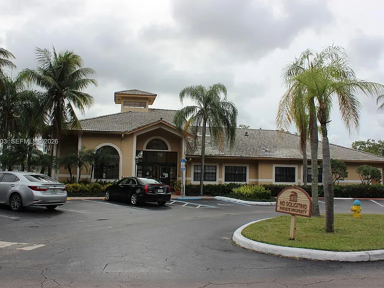 400 Palm Cir W #201 — Photo 47