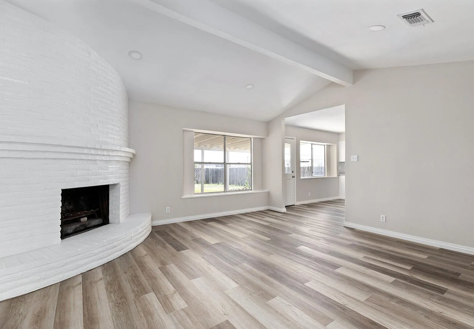 3 bed, 1354 sqft, $1,750 — Photo 3