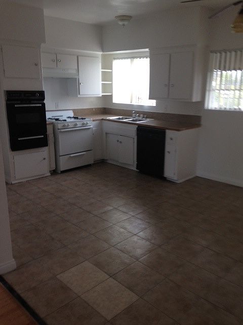 1st image of 13115 Oxnard St APT 06