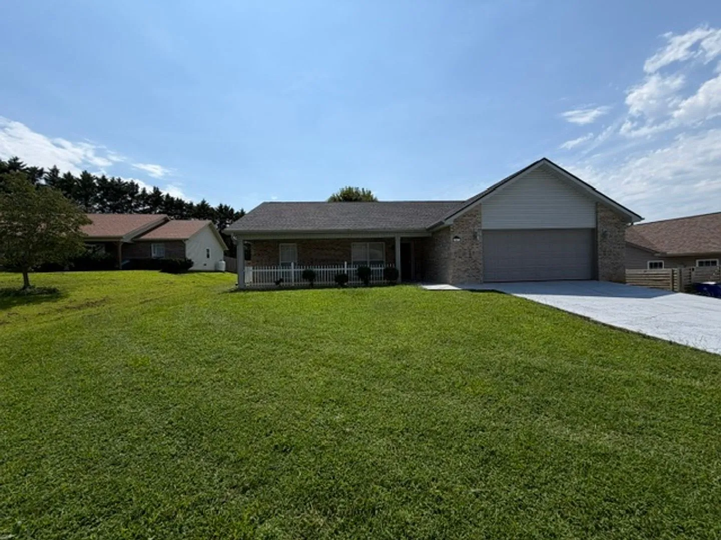 3 bed, 2.0 bath, 1752 sqft, $2,400 — Photo 1