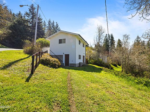 3rd image of 534 NW Skyline Dr