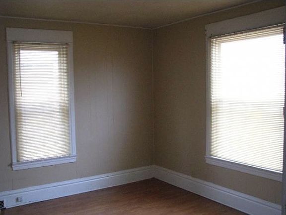 3rd image of 907 11th St #2