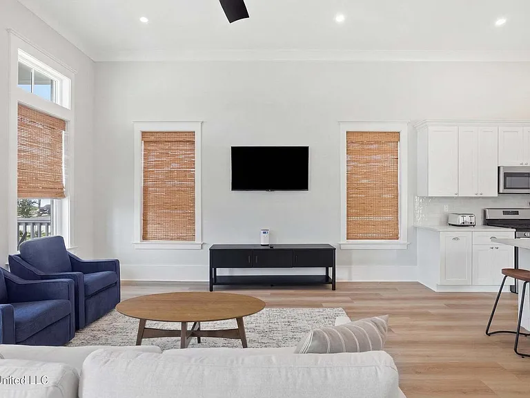 254 Caillavet St — Photo 10