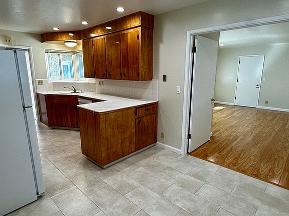 3rd image of 839 E Dana St #0