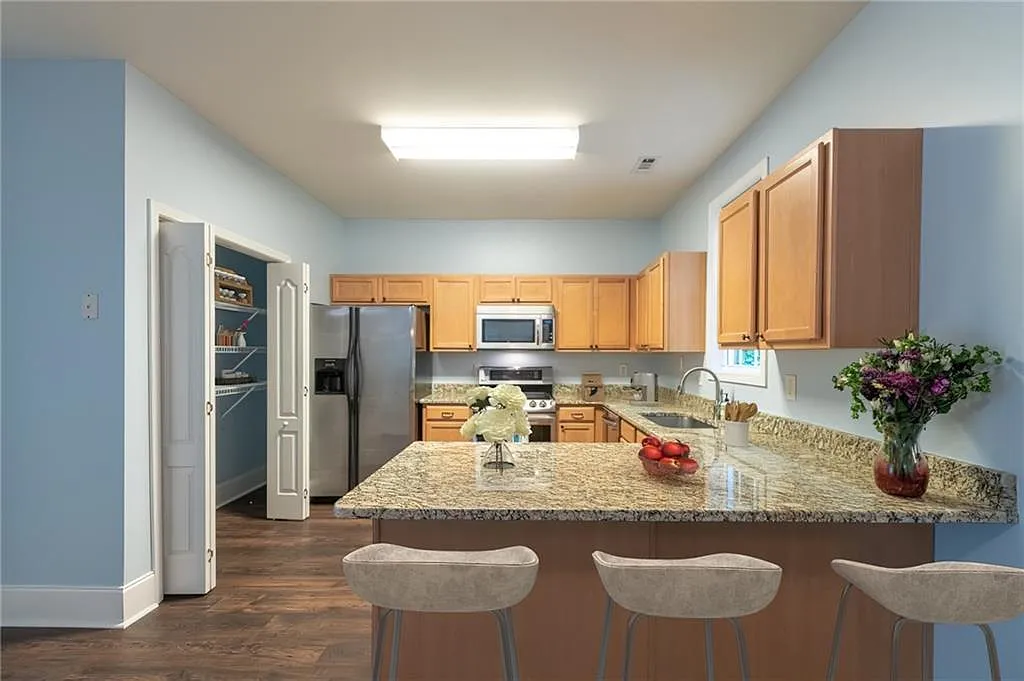 4 bed, 2.5 bath, 2349 sqft, $2,700 — Photo 2
