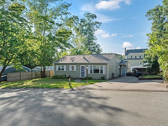 3rd image of 18 Evergreen Rd