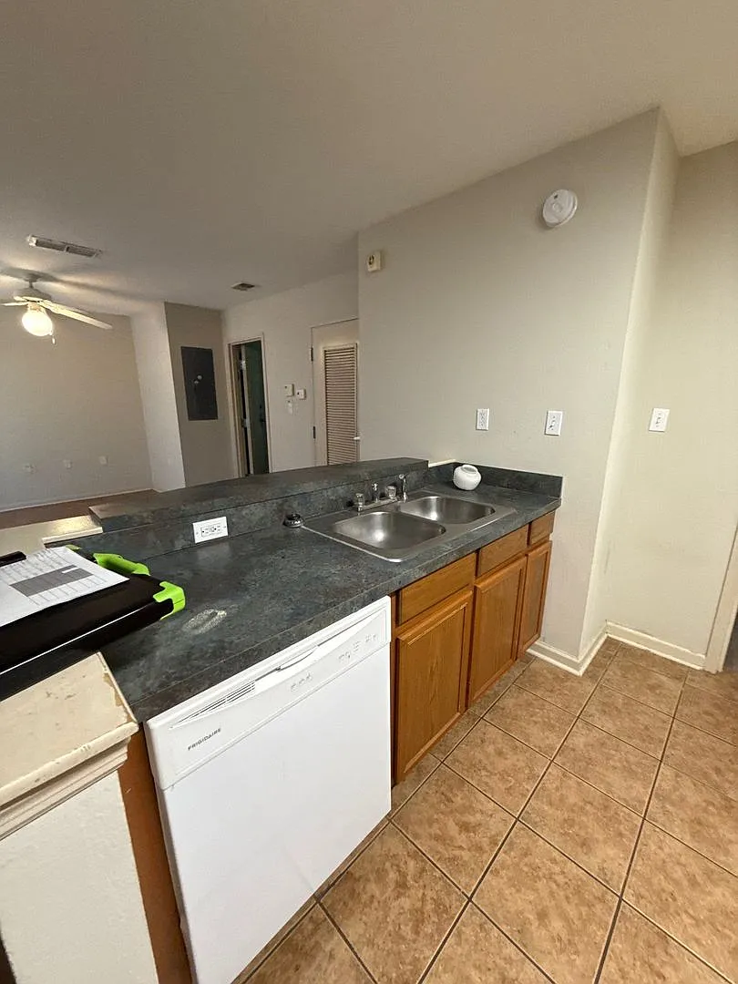 1/1 apt with office across from the Stadium! Available NOW! — Photo 4