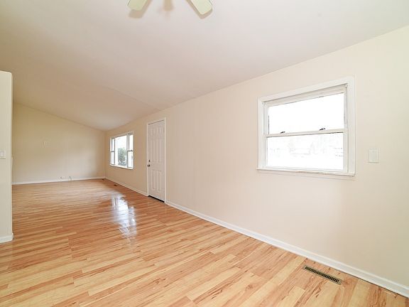 5th image of 925 Garfield Dr