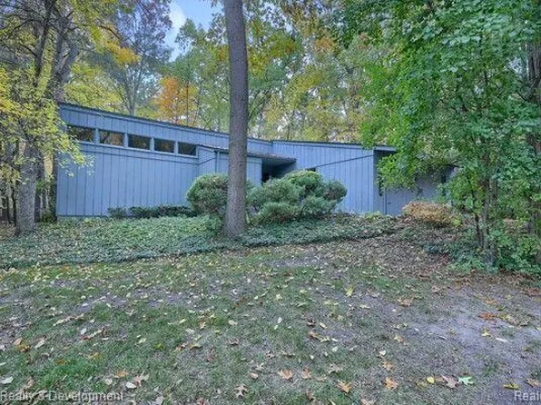 6720 Red Cedar Ln, West Bloomfield, MI 48324