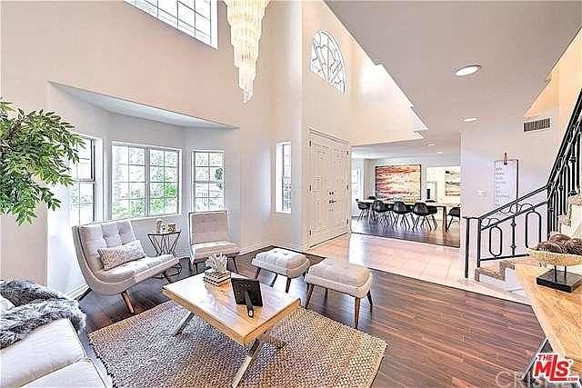 1st image of 3151 N Beachwood Dr