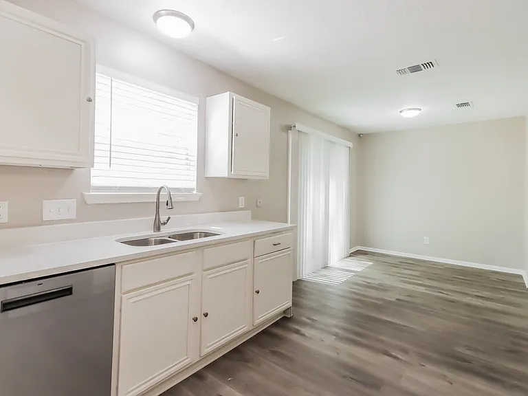 18450 Hollow Oaks Cir — Photo 10