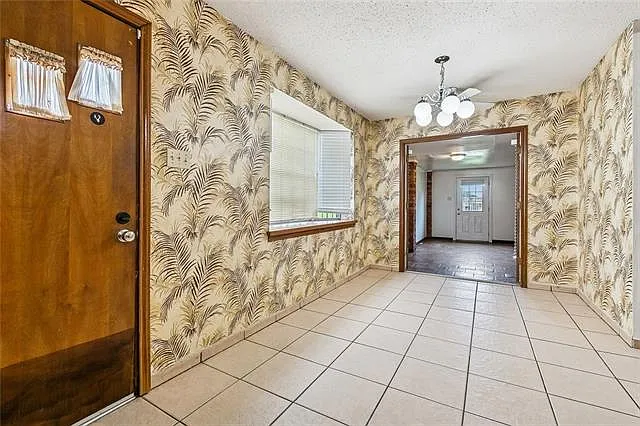 3 bed, 2.0 bath, 1822 sqft, $2,200 — Photo 3