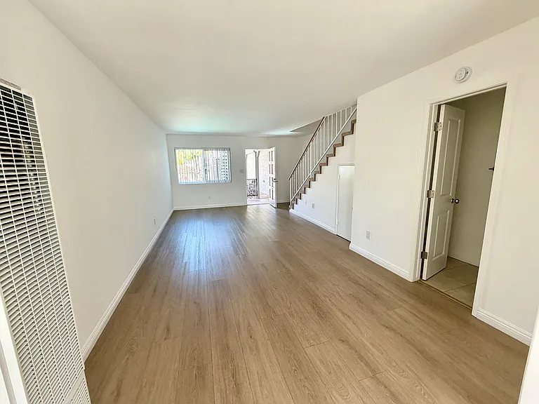 1900 Dufour Ave — Photo 11