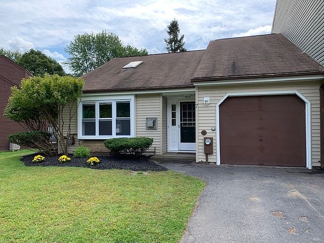1st image of 7 Lexington Dr