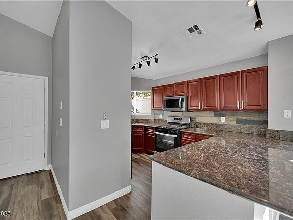4th image of 549 Yacht Harbor Dr