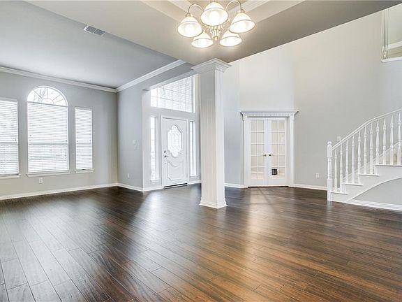 4th image of 719 Crestwood Dr