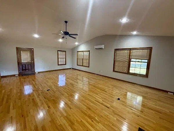 3 bed, 2.0 bath, 2324 sqft, $2,100 — Photo 3