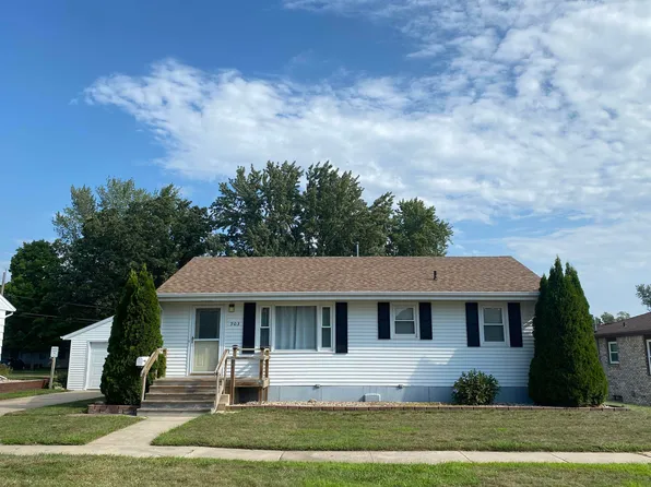903 8th St, Charles City, IA 50616