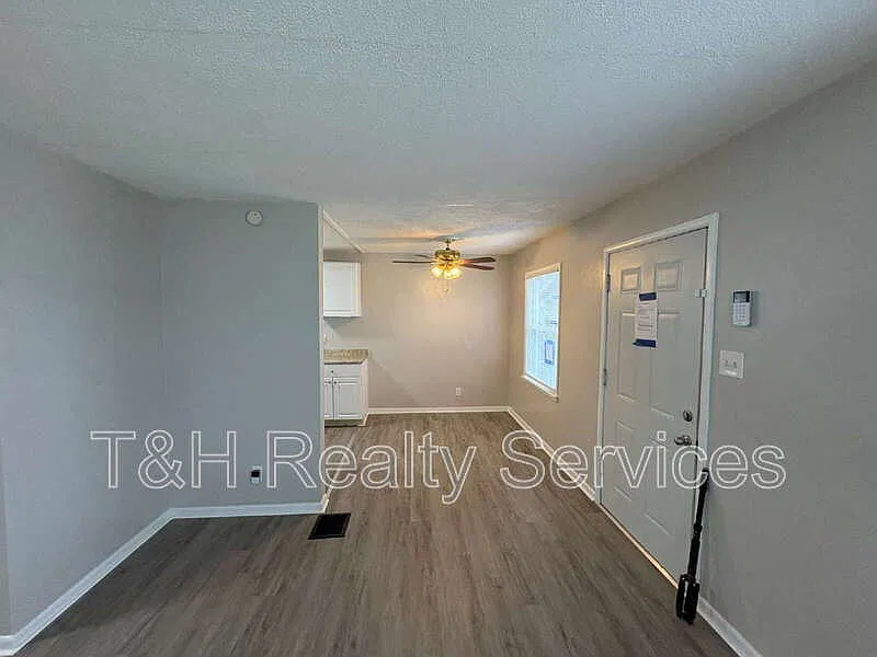 2 bed, 1.0 bath, 720 sqft, $1,050 — Photo 4
