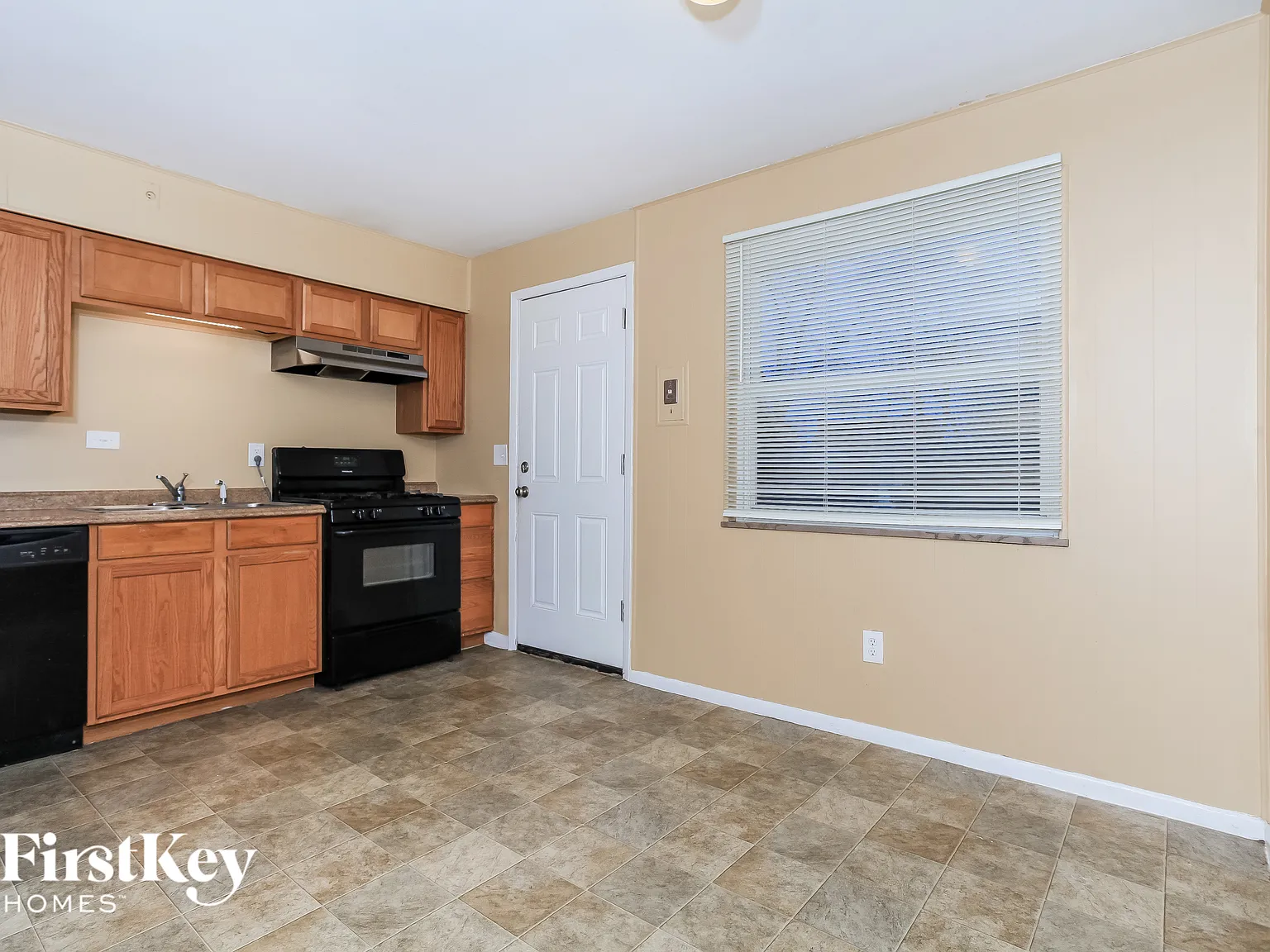 4 bed, 1.0 bath, 992 sqft, $1,731 — Photo 3