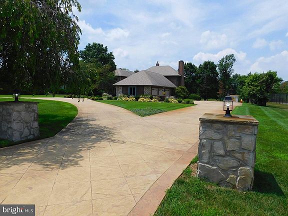 2nd image of 703 Worthington Dr