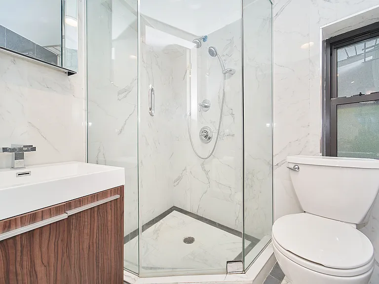 226 W 13th St #2R — Photo 2