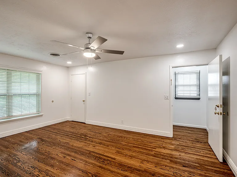 4620 N Harvey Pkwy #1/2 — Photo 12