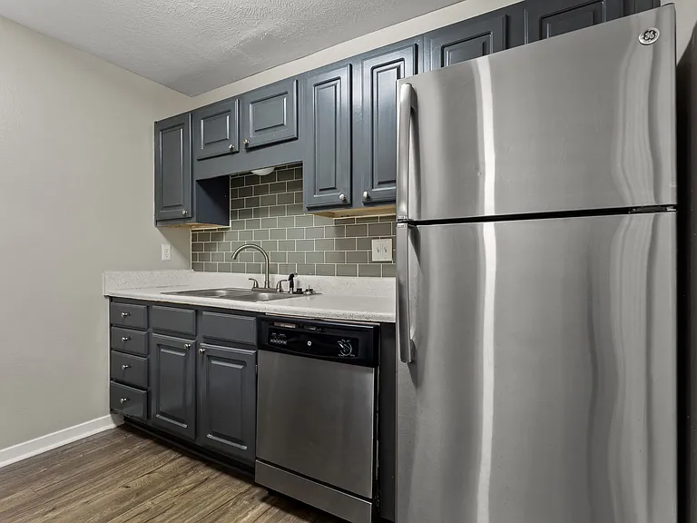 Linden (Renovated) - 2 Bed / 2 Bath - 1,100 Sq.Ft.