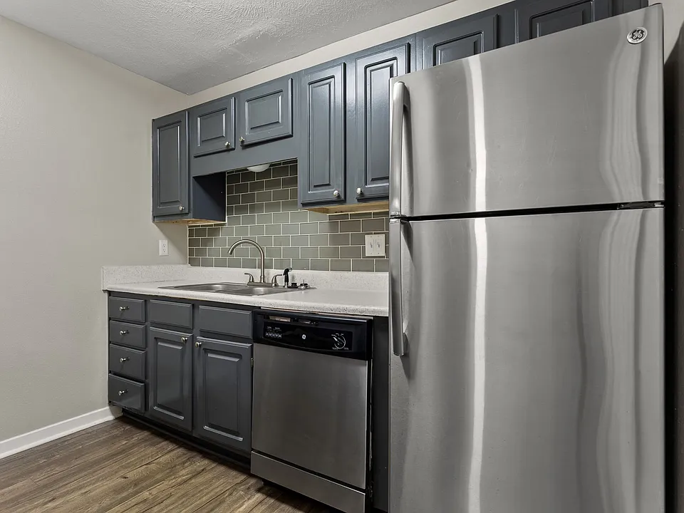 Linden (Renovated) - 2 Bed / 2 Bath - 1,100 Sq.Ft.