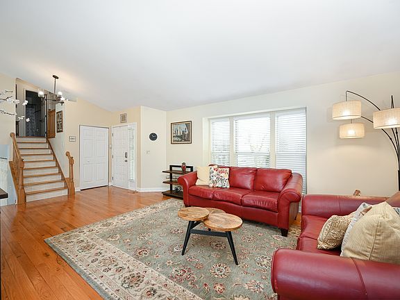 3rd image of 669 Morning Glory Ln