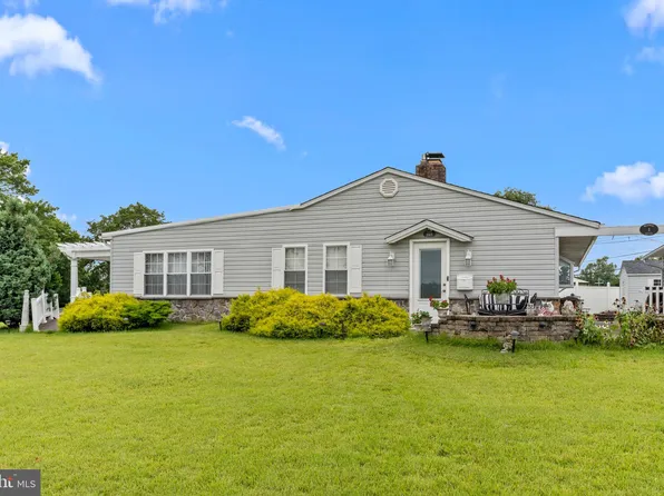 1 Fern Ln, Levittown, PA 19055