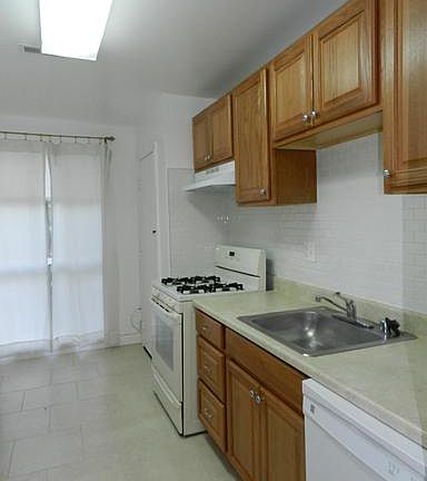 3rd image of 5602 Bloomfield Dr APT 101
